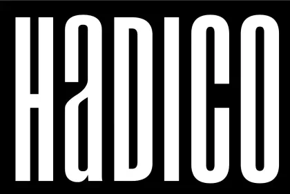 Logo HadiCo: weiße schmale Großbuchstaben auf schwarzem Grund